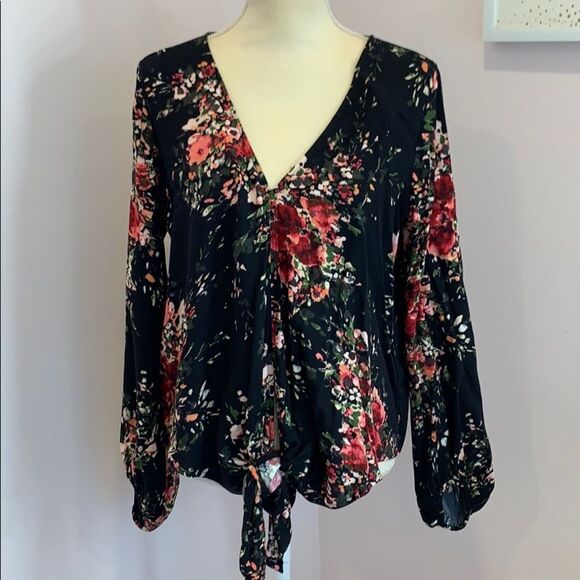 Lovestitch Knotted long Sleeve Floral Top Size Medium - Picture 1 of 2